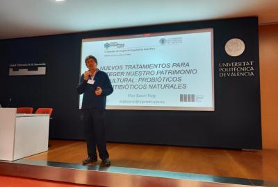 Person presenting at Spain meeting